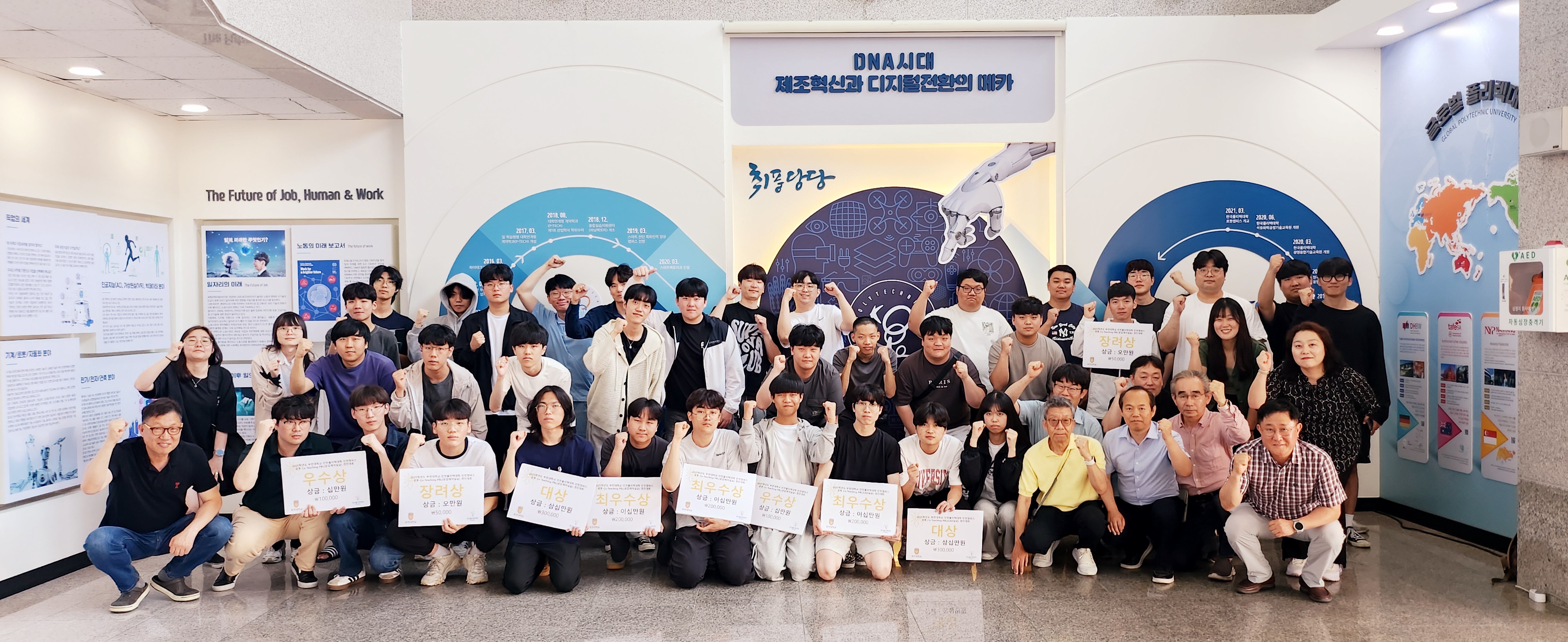 그림입니다. 원본 그림의 이름: 전체사진.jpg 원본 그림의 크기: 가로 4000pixel, 세로 1638pixel 사진 찍은 날짜: 2025년 06월 18일 오후 13:51 카메라 제조 업체 : samsung 카메라 모델 : SM-F721N 프로그램 이름 : F721NKSS6GYBE F-스톱 : 1.8 노출 시간 : 1/120초 ISO 감도 : 125 색 대표 : sRGB 노출 모드 : 자동 35mm 초점 거리 : 24 프로그램 노출 